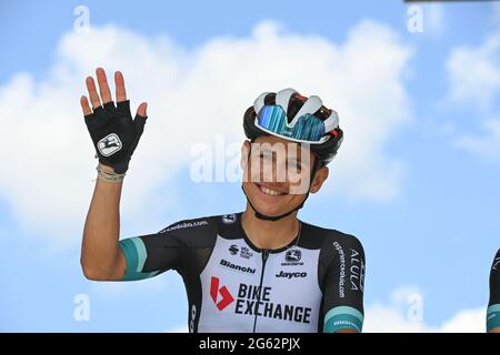 Chateauroux, France. 1er juillet 2021 : Tour de France 2021, Stage , Tours à Châteauroux. Jhoan Esteban Chaves pour l'échange de vélos d'équipe au début Banque D'Images