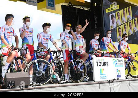 Chateauroux, France. 1er juillet 2021 : Tour de France 2021, Stage , Tours à Châteauroux. TotalEnergies au début. Banque D'Images