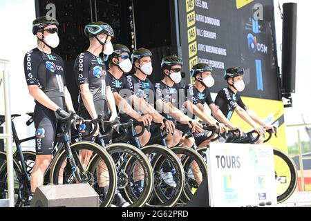 Chateauroux, France. 1er juillet 2021 : Tour de France 2021, Stage , Tours à Châteauroux. DSN de l'équipe au début de la course. Banque D'Images