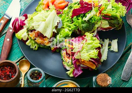 Paupiette de salade, saumon et abricots séchés. Salade de saumon aux feuilles vertes Banque D'Images