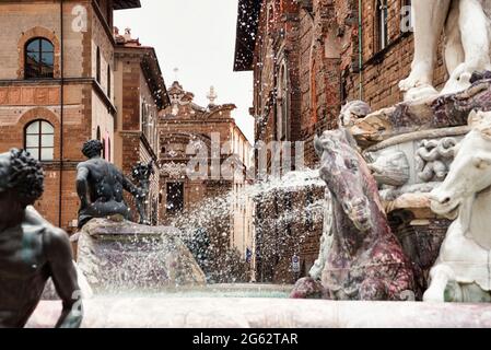 Gros plan de la fontaine de Neptune sur la Piazza della Signoria à Florence. Éclaboussures d'eau. Banque D'Images