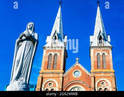 Statue à l'extérieur de la cathédrale catholique notre Dame, Saigon, Ho Chi Minh ville, Vietnam Banque D'Images