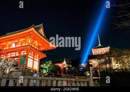 Porte du temple Kiyomizu-dera à Kyoto, Japon et cérémonie d'éclairage du temple pendant la saison printanière des cerisiers en fleurs. Banque D'Images