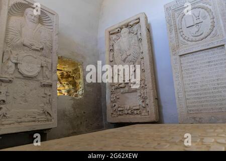 Biertan, Roumanie : tombes Biertan à l'intérieur de l'église fortifiée en Transylvanie. Pierre de tête de l'évêque Saxon Banque D'Images