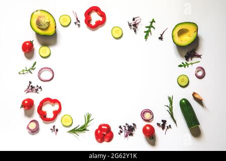 Mise en page créative de tomates, concombres, poivrons, avocats et salades. plat. Concept alimentaire. Place pour votre texte. Banque D'Images