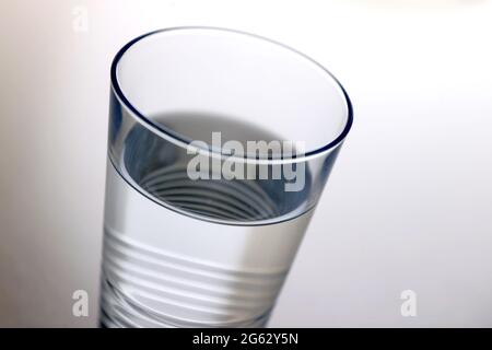 Kaufbeuren, Allemagne. 1er juillet 2021. ILLUSTRATION - UN verre d'eau du robinet se trouve sur une table. Credit: Karl-Josef Hildenbrand/dpa/Alay Live News Banque D'Images