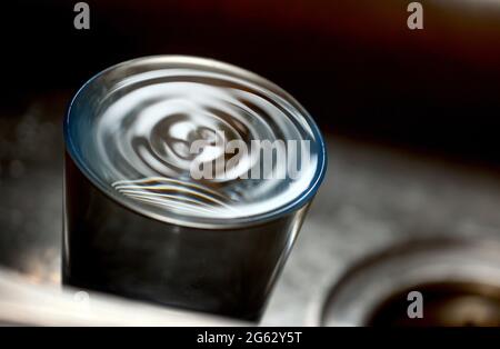 Kaufbeuren, Allemagne. 1er juillet 2021. ILLUSTRATION - UN verre d'eau du robinet se trouve dans un évier. Credit: Karl-Josef Hildenbrand/dpa/Alay Live News Banque D'Images