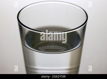 Kaufbeuren, Allemagne. 1er juillet 2021. ILLUSTRATION - UN verre d'eau du robinet se trouve sur une table. Credit: Karl-Josef Hildenbrand/dpa/Alay Live News Banque D'Images