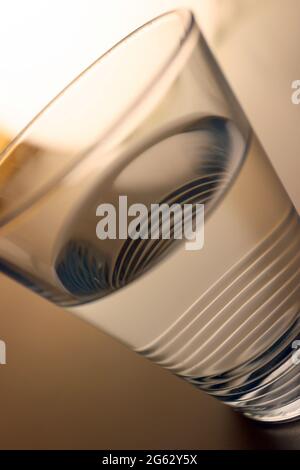 Kaufbeuren, Allemagne. 1er juillet 2021. ILLUSTRATION - UN verre d'eau du robinet se trouve sur une table. Credit: Karl-Josef Hildenbrand/dpa/Alay Live News Banque D'Images