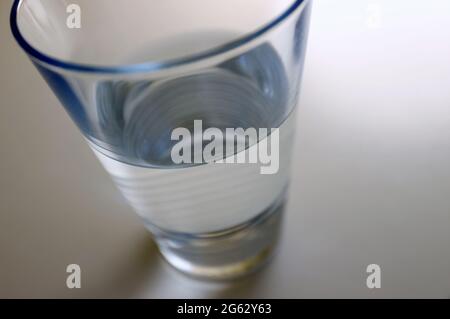 Kaufbeuren, Allemagne. 1er juillet 2021. ILLUSTRATION - UN verre d'eau du robinet se trouve sur une table. Credit: Karl-Josef Hildenbrand/dpa/Alay Live News Banque D'Images