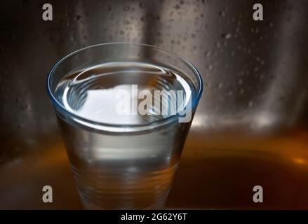 Kaufbeuren, Allemagne. 1er juillet 2021. ILLUSTRATION - UN verre d'eau du robinet se trouve dans un évier. Credit: Karl-Josef Hildenbrand/dpa/Alay Live News Banque D'Images