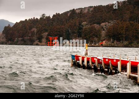 Une porte torii dans le lac Ashi dans le lac montagneux au bord du lac Hakone, Japon. Banque D'Images