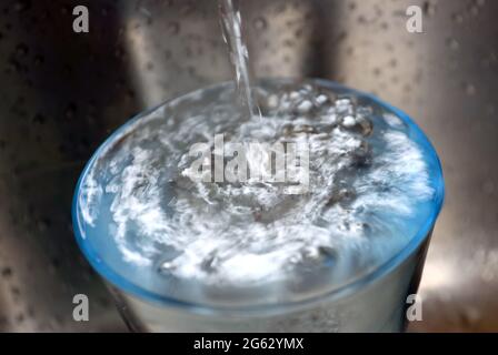 Kaufbeuren, Allemagne. 1er juillet 2021. ILLUSTRATION - l'eau du robinet s'écoule dans un verre placé dans un évier. Credit: Karl-Josef Hildenbrand/dpa/Alay Live News Banque D'Images
