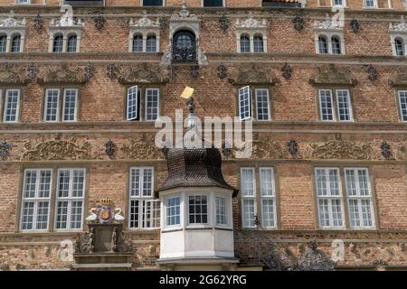 Aalborg, Danemark - 7 juin 2021 : détail d'un bâtiment historique en briques rouges dans le centre-ville d'Aalborg, dans le nord du Danemark Banque D'Images