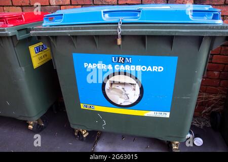 Bac de recyclage du papier et du carton à Sydney, en Australie, en attente de la collecte par le conseil Banque D'Images