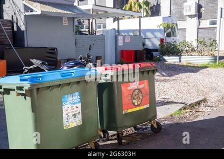 Poubelles et bacs de recyclage australiens dans la corbeille rouge de Sydney pour les déchets généraux et la poubelle bleue pour le recyclage du papier et du carton,Australie Banque D'Images