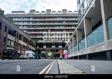 Londres - juillet 2021 : Barbican Centre et domaine de logement dans la ville de Londres. Banque D'Images