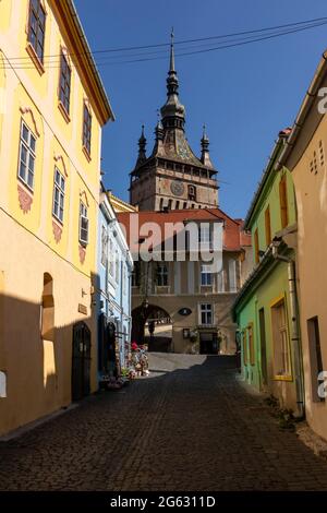 Sighisoara, Roumanie - 26 juin 2021 : exploration des rues médiévales avec de beaux bâtiments colorés à Sighisoara Banque D'Images