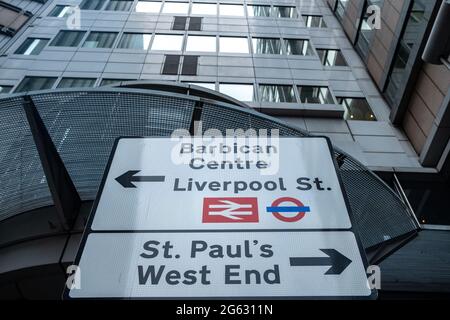 Londres - 2021 juillet : panneau Barbican Centre Liverpool Street et St Pauls West End Street dans la ville de Londres Banque D'Images