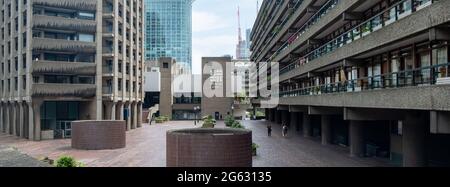 Londres - juillet 2021 : Barbican Centre et domaine de logement dans la ville de Londres. Banque D'Images