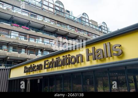 Londres- juillet 2021: Salon Barbican Halls, partie du centre Barbican et domaine de logement dans la ville de Londres Banque D'Images