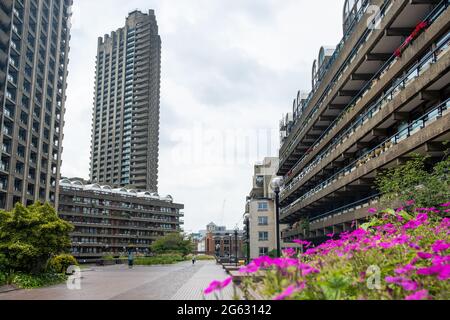 Londres - juillet 2021 : Barbican Centre et domaine de logement dans la ville de Londres. Banque D'Images