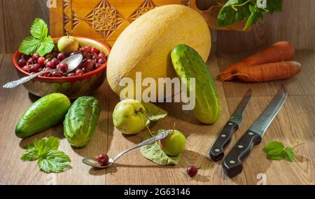 toujours la vie avec les légumes et les baies. automne encore la vie avec les concombres de melon carottes et les couteaux et cuillères de groseilles à maquereau. Belle rustique à proximité Banque D'Images