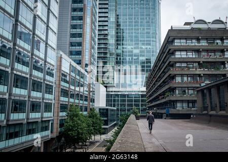 Londres - juillet 2021 : Barbican Centre et domaine de logement dans la ville de Londres. Banque D'Images