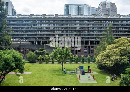 Londres - juillet 2021 : Barbican Centre et domaine de logement dans la ville de Londres. Banque D'Images