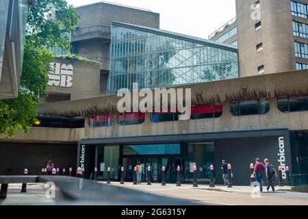 Londres - juillet 2021 : Barbican Centre et domaine de logement dans la ville de Londres. Banque D'Images