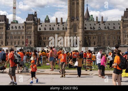 Ottawa, Canada - le 1er juillet 2021 : annuler le rassemblement de protestation de la fête du Canada sur la Colline du Parlement pour appuyer les peuples autochtones. Chaque enfant compte. Les gens portent Banque D'Images