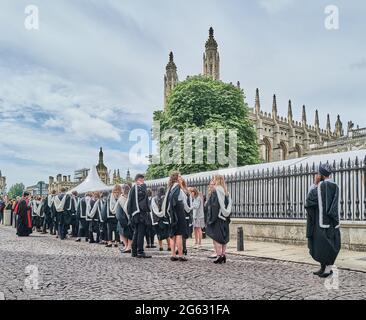 Les étudiants de premier cycle du Trinity Hall College, université de Cambridge, Angleterre, font la queue pour entrer au Sénat pour leur cérémonie de remise des diplômes, le 1er juillet 2021. Banque D'Images