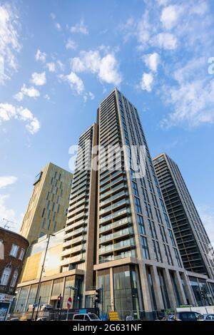 Les blocs de tour de gratte-ciel récemment construits de l'aménagement mixte de Victoria Square dans le centre-ville de Woking, Surrey, sud-est de l'Angleterre Banque D'Images