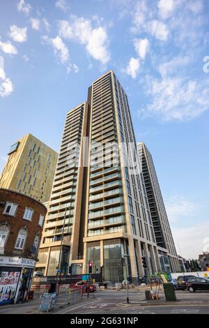 Les blocs de tour de gratte-ciel récemment construits de l'aménagement mixte de Victoria Square dans le centre-ville de Woking, Surrey, sud-est de l'Angleterre Banque D'Images