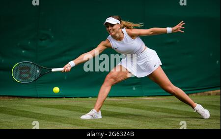 Londres, Royaume-Uni. 1er juillet 2021. Paula Badosa d'Espagne en action contre Yulia Putintseva du Kazakhstan lors de la deuxième partie des Championnats Wimbledon 2021, Grand Chelem tennis Tournament le 1er juillet 2021 à All England Lawn tennis and Croquet Club à Londres, Angleterre - photo Rob Prange/Espagne DPPI/DPPI crédit: Independent photo Agency/Alay Live News Banque D'Images