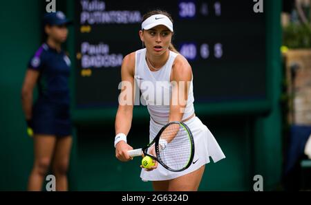 Londres, Royaume-Uni. 1er juillet 2021. Paula Badosa d'Espagne en action contre Yulia Putintseva du Kazakhstan lors de la deuxième partie des Championnats Wimbledon 2021, Grand Chelem tennis Tournament le 1er juillet 2021 à All England Lawn tennis and Croquet Club à Londres, Angleterre - photo Rob Prange/Espagne DPPI/DPPI crédit: Independent photo Agency/Alay Live News Banque D'Images