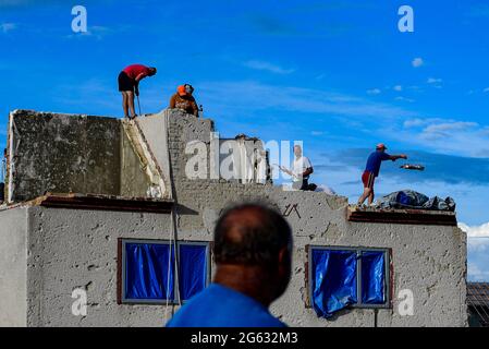 Hrusky, République tchèque. 1er juillet 2021. Les gens nettoient les débris le 1er juillet 2021, dans le village de Hrusky, district de Breclav, République tchèque. Une tornade a frappé le village le 24 juin. Crédit : Roman Vondrous/CTK photo/Alay Live News Banque D'Images