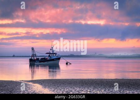 Appledore, North Devon, Angleterre. Vendredi 2 juillet 2021 - les nuages tôt le matin donnent la place à la brume tandis que le soleil commence à se lever derrière le bateau de pêche indépendant 'serene Skye', amarré sur l'estuaire de la rivière Torridge. Le 'Sune Skye' travaille dans les eaux autour de la baie de Bideford et vend ses prises à la communauté locale depuis le quai d'Appledore dans le nord du Devon. Crédit : Terry Mathews/Alay Live News Banque D'Images