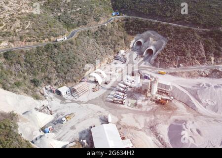 Vue aérienne du chantier de construction du tunnel autoroutier Banque D'Images