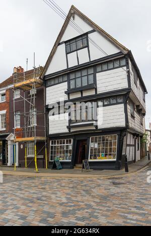 Sir John Boys House, une maison particulière penchée construite en 1617 et qui abrite actuellement la librairie caritative The attrapant Lives. Canterbury, Kent, Angleterre, Royaume-Uni Banque D'Images