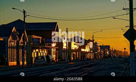 Palmerston Street au lever du soleil, Riverton / Apartama, Southland, South Island, Nouvelle-Zélande. Banque D'Images