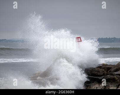 Une vague s'écrasant sur UN brise-lames, Groyne à Hengistbury Head Beach pendant UNE tempête hivernale. ROYAUME-UNI Banque D'Images