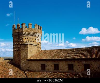 Espagne, Communauté de Madrid, Château de Manzanares El Real. Construit en 1475 par ordre de Diego Hurtado de Mendoza, fut la résidence de la famille Mendoza jusqu'à la fin du XVIe siècle. Vue sur la Homage Tower, décorée de balles et encadrée de losange en calcaire dans le style élisabéthain. Banque D'Images