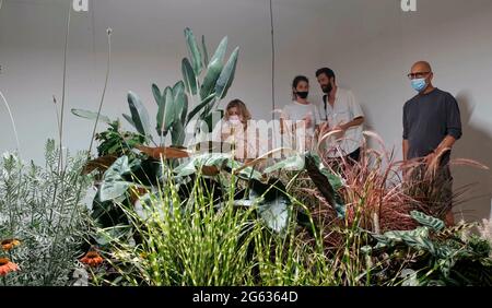 Les visiteurs voient des plantes mécaniques une installation d'œuvres d'art intitulée «flore , faune» exposée à l'ouverture de la semaine du Design de Jérusalem la célébration annuelle de la créativité de la ville à la Maison Hansen le 01 juillet 2021 à Jérusalem, Israël. Cette année, le festival de la créativité locale et internationale s'articule autour du thème d'un « cirque de Runaway » sur la pandémie et s'éloigne des jours de la vie virtuelle vers la nature, la culture alternative et les identités. Banque D'Images