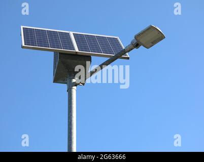 lampe qui fonctionne sur l'énergie solaire et le panneau photovoltaïque pour capturer l'énergie solaire et les transformer en électricité Banque D'Images