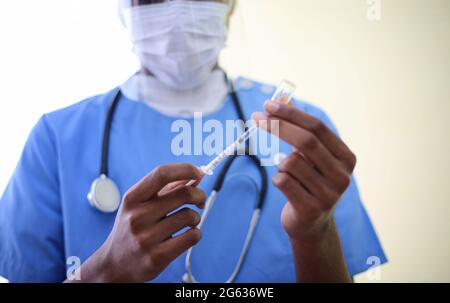 Vaccin COVID-19 dans les mains des chercheurs, le médecin tient une seringue et un flacon avec un vaccin pour guérir le coronavirus. Concept de traitement du virus corona, inj Banque D'Images