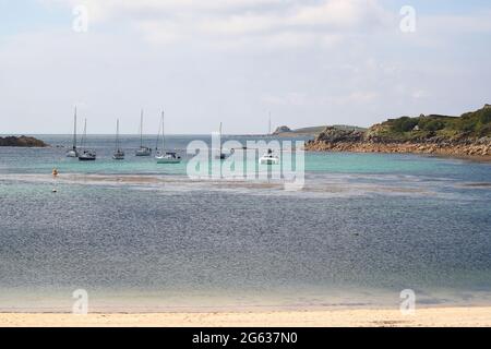 Bateaux à voile qui s'ancrent au large de la plage de Porthcressa, Hugh Town, St Mary's, Isles of Scilly, Royaume-Uni Banque D'Images