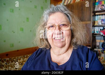 Portrait d'une femme âgée juive positive souriante chez elle Banque D'Images