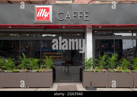 L'extérieur et l'entrée du magasin et café Illy Caffe Coney Island à Brighton Beach, Brooklyn, New York. Banque D'Images