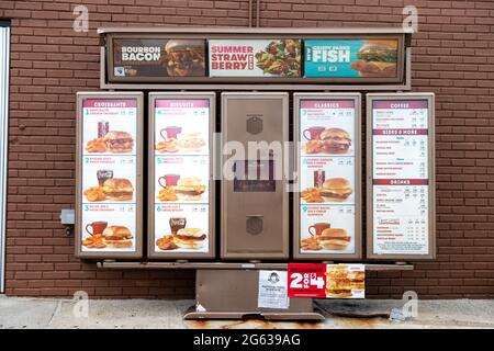 Le menu de la route à Wendy's sur Jamaica Avenue à Jamaica, Queens, New York. Banque D'Images